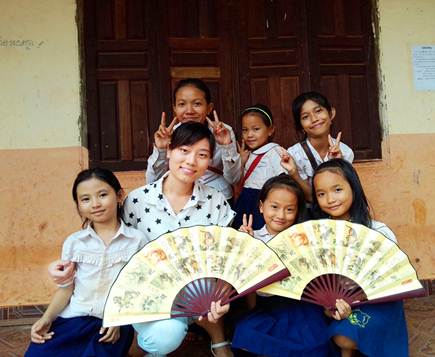 2010级白玉在柬埔寨做汉语教师（中国扇文化活动）